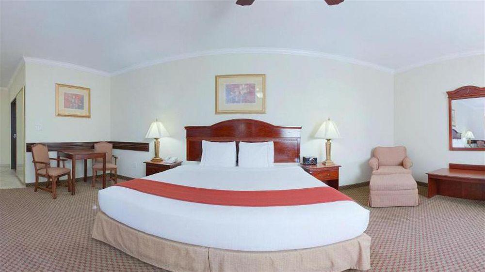 Express & East By Ihg 2* Houston