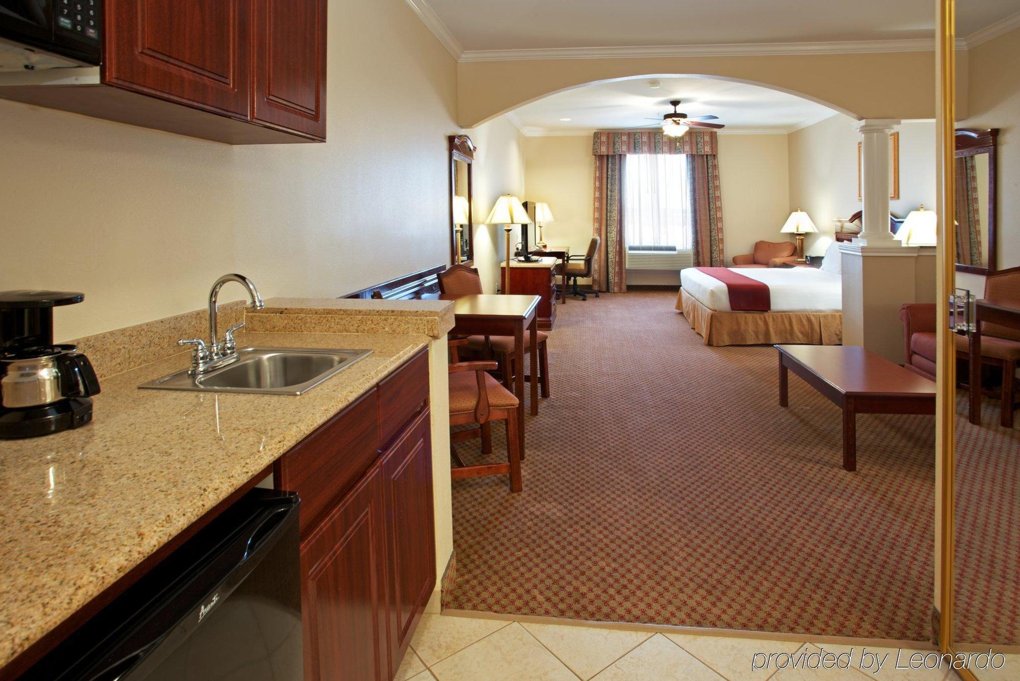 Express & East By Ihg 2*